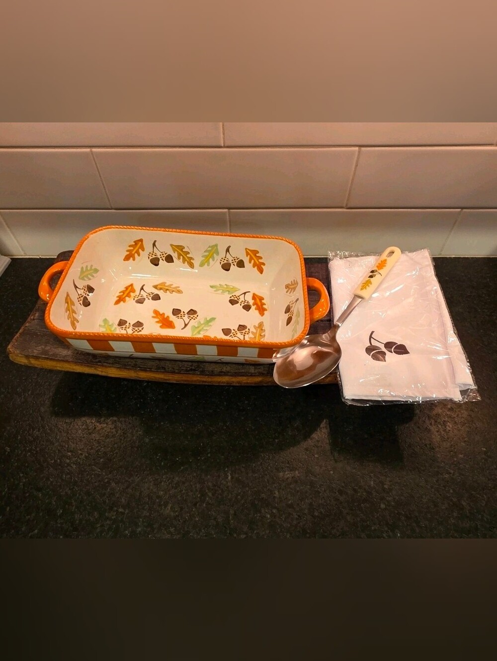 Temp-tations Old World Fall Acorn & Leaf Casserole Baker